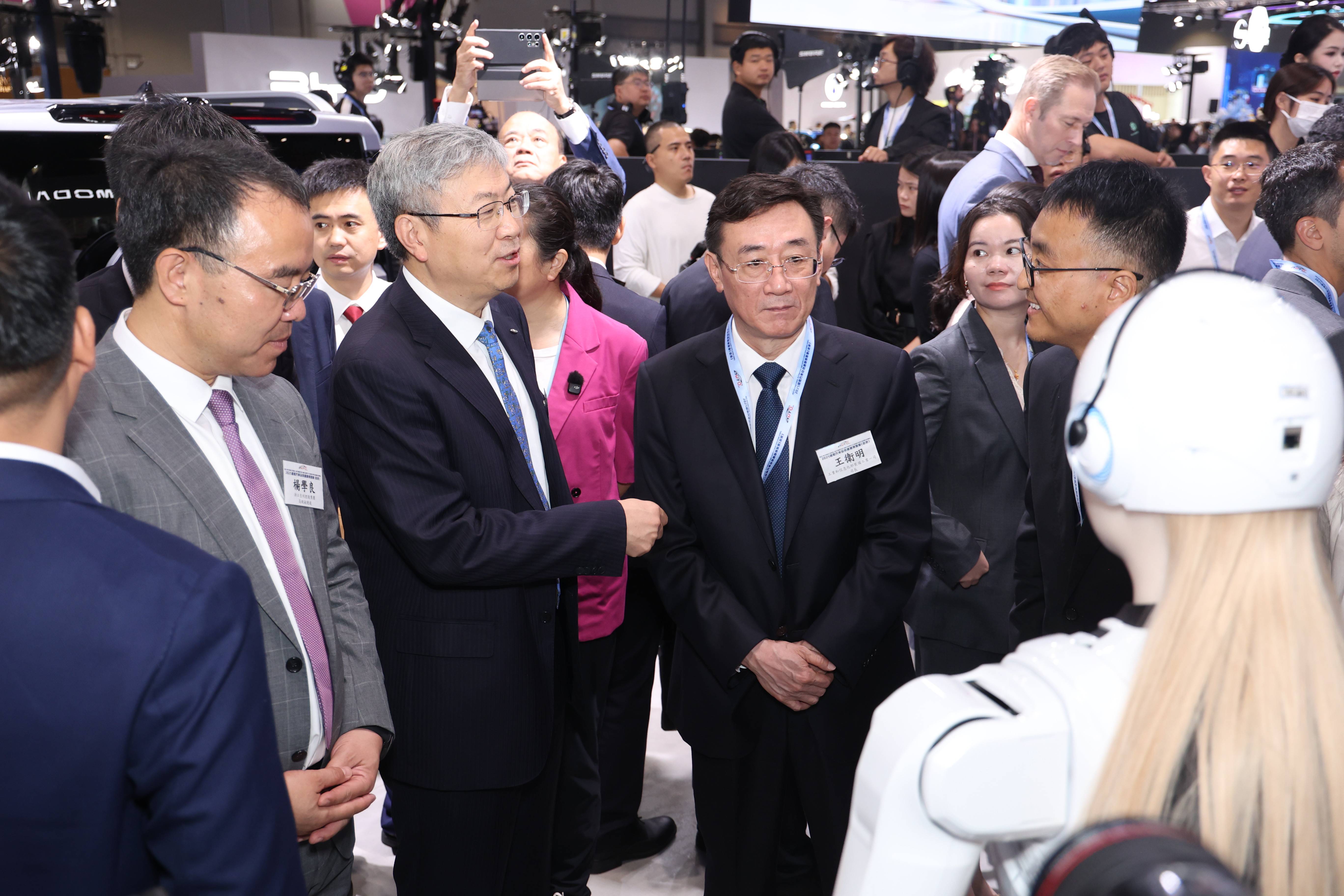 墨甲機器人亮相香港車博會，智能科技與東方之珠碰撞新火花
