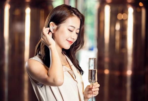 致敬勇敢追求自我的職場女性，送她飛利浦T5506降噪藍牙耳機