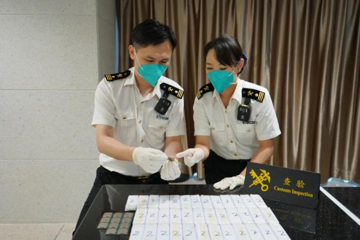 一男子身綁306塊CPU走私被當(dāng)場查獲！