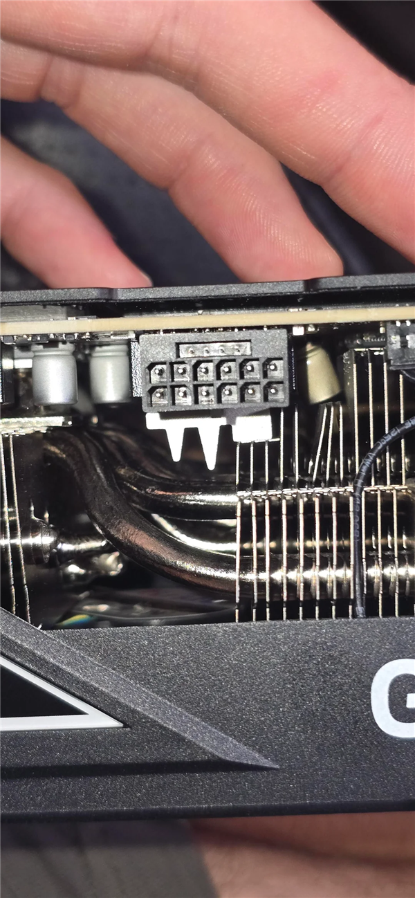 英偉達RTX 5090被曝電容爆炸：金屬散熱片直接炸彎！