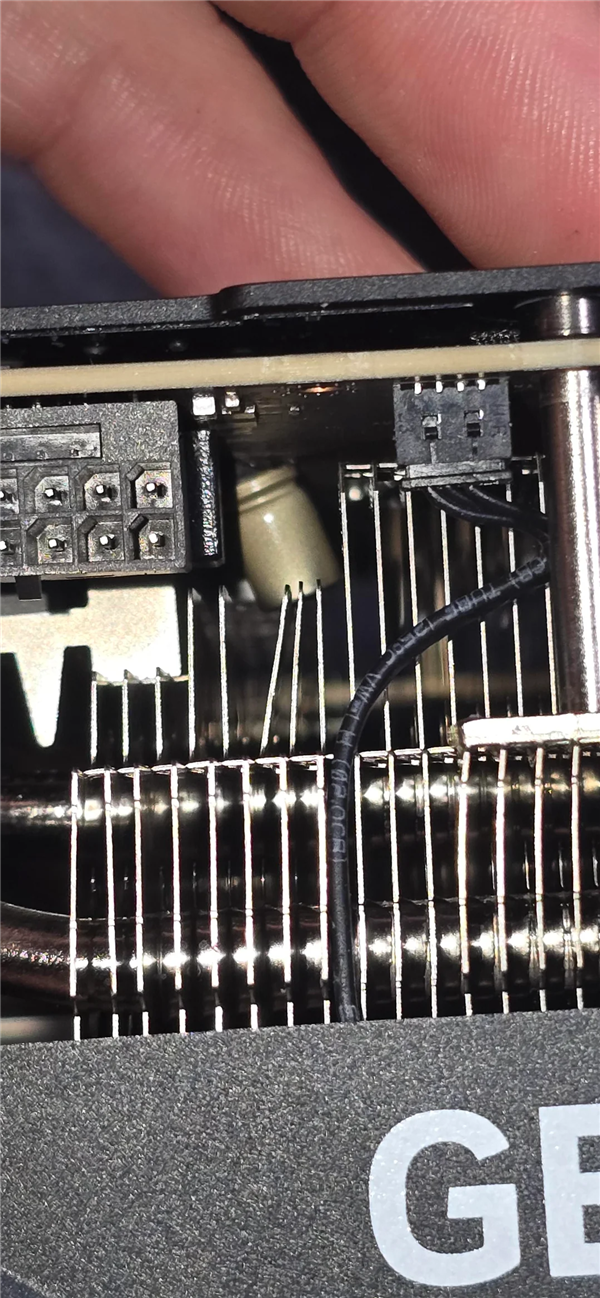 英偉達RTX 5090被曝電容爆炸：金屬散熱片直接炸彎！