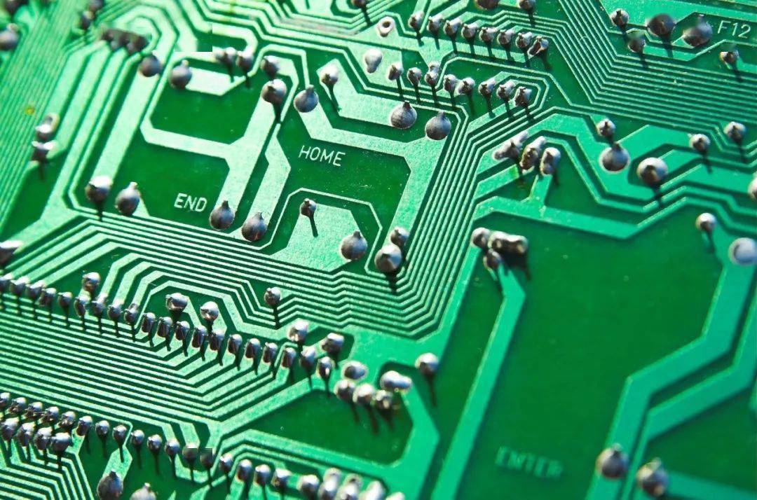 什么類型的PCB能承受住100 A的電流？