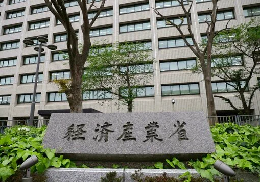 臺(tái)積電要派600工程師赴日，魏哲家：發(fā)展2nm難度不?。? />
</p>
<p>
	2022年4月開始破土動(dòng)工，預(yù)計(jì)臺(tái)積電熊本工廠將于明年9月完工。該制造工廠將使用臺(tái)積電N12、N16、N22以及N28節(jié)點(diǎn)制造芯片，產(chǎn)能為大約5.5W片(300mm晶圓)/月，預(yù)計(jì)將在2024年底正式出貨。
</p>
<p>
	該廠周圍就有索尼集團(tuán)的半導(dǎo)體工廠，除此之外還有半導(dǎo)體設(shè)備巨頭東京電子(TEL)的生產(chǎn)工廠以及半導(dǎo)體工業(yè)氣體大廠大陽(yáng)日酸等產(chǎn)業(yè)供應(yīng)鏈，可見是經(jīng)過仔細(xì)斟酌后選址的。
</p>
<p style=