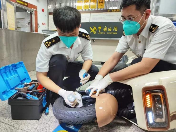 單次獲利幾十萬？女子單車藏上萬張存儲卡被查！