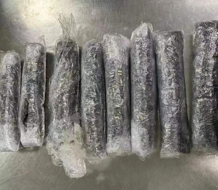 單次獲利幾十萬？女子單車藏上萬張存儲卡被查！