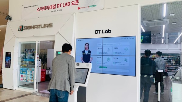 首爾加山洞Lotte Information and Communication大樓內(nèi)的7-11便利店內(nèi)，一位客戶正在使用AI Clerk。AI Clerk回答產(chǎn)品和附近地點(diǎn)相關(guān)問(wèn)題。