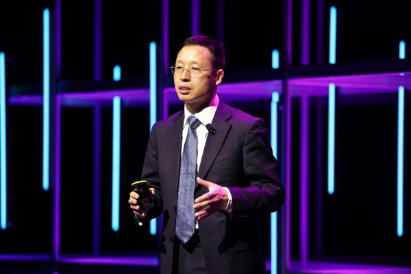 華為公司副總裁、光產(chǎn)品線總裁靳玉志發(fā)表主題演講