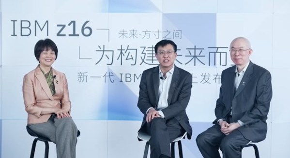IBM杰出工程師程靜 (左一)、IBM大中華區(qū)主機與LinuxONE總經理李航（左二）、IBM 中國主機首席技術專家李洪濤（左三）