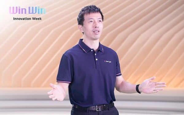 華為公司運(yùn)營商BG Marketing與解決方案銷售部總裁彭松發(fā)表致辭