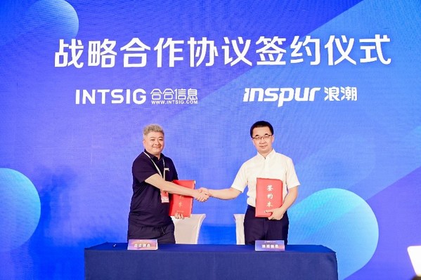 合合信息智能解決方案事業(yè)部總經(jīng)理李明（左）與浪潮信息副總裁、AI&HPC產(chǎn)品線總經(jīng)理劉軍