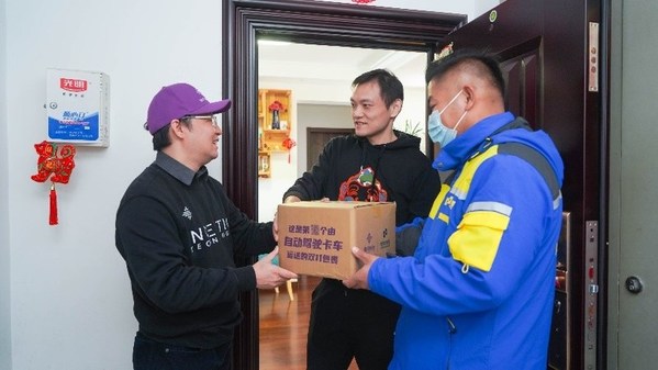 嬴徹科技CTO楊睿剛博士與德邦快遞員為雙11買家送貨