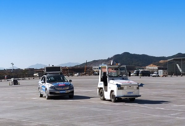 馭勢(shì)科技無人駕駛行李牽引車與無人駕駛引導(dǎo)車