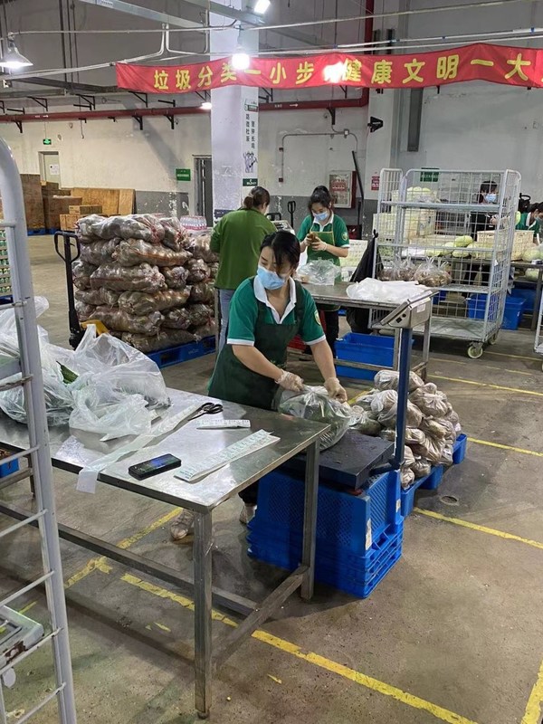 華住易購工作人員考察叮咚中轉(zhuǎn)倉。