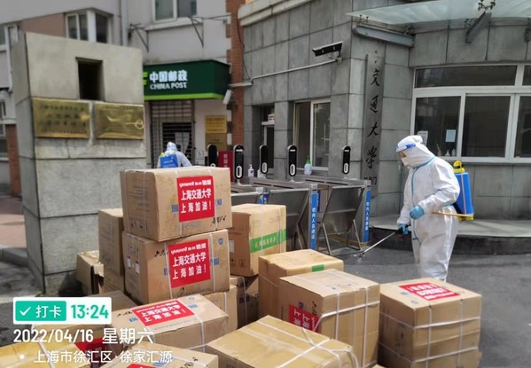 圖：工作人員對(duì)魚躍醫(yī)療捐贈(zèng)物資進(jìn)行消殺