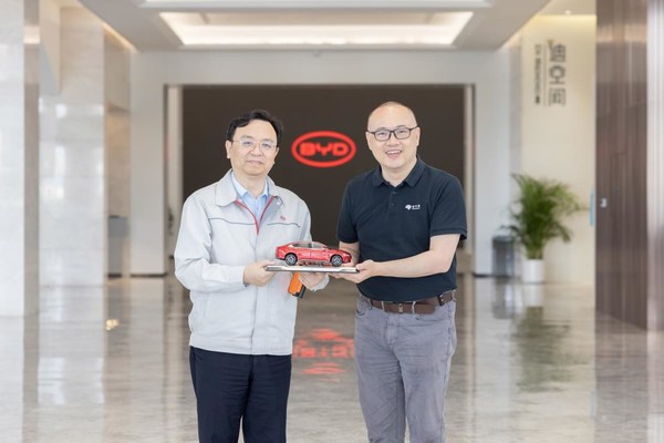 比亞迪股份有限公司董事長兼總裁王傳福（左）、地平線創(chuàng)始人兼首席科學(xué)家余凱（右）