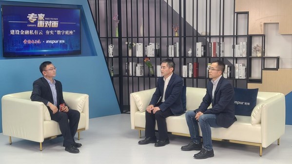 《金融電子化》雜志社副總編邵山（左）、中國(guó)農(nóng)業(yè)發(fā)展銀行信息科技部副總經(jīng)理兼運(yùn)維中心總經(jīng)理茍飛（中）、 浪潮數(shù)據(jù)云計(jì)算方案總監(jiān)劉?。ㄓ遥┕苍捊鹑趧?chuàng)新云