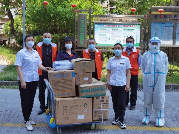 曼朗醫(yī)療向天山路街道、虹橋鎮(zhèn)金虹大廈居委會捐贈醫(yī)療物資