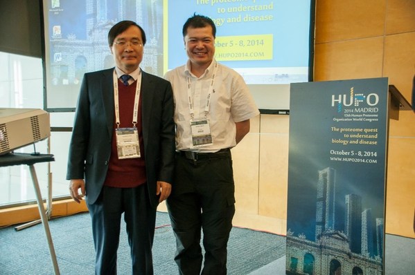 HUPO2014大會(huì)上，張弓教授與國際人類蛋白質(zhì)組計(jì)劃的發(fā)起人Young-Ki Paik（韓國延世大學(xué)教授）在完成翻譯組學(xué)的特邀報(bào)告后合影