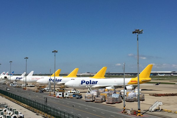 2017年6月，多架DHL快遞網絡包機?？吭谄謻|機場等待裝卸貨