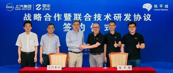地平線與上汽集團(tuán)簽約儀式 （從左至右）：上汽集團(tuán)副總裁、總工程師祖似杰，上汽集團(tuán)總裁王曉秋，上汽集團(tuán)董事長(zhǎng)陳虹；地平線創(chuàng)始人兼首席科學(xué)家余凱博士，地平線總裁陳黎明博士；地平線聯(lián)合創(chuàng)始人兼CTO黃暢博士