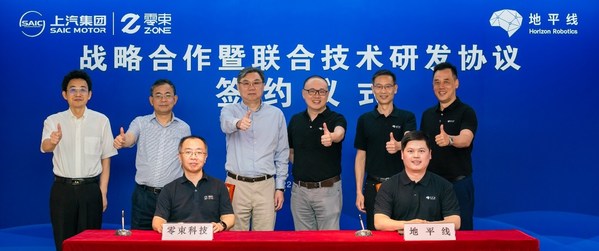 地平線與零束科技簽約儀式 （后排從左至右）上汽集團(tuán)副總裁、總工程師祖似杰，上汽集團(tuán)總裁王曉秋，上汽集團(tuán)董事長(zhǎng)陳虹；地平線創(chuàng)始人兼首席科學(xué)家余凱博士，地平線總裁陳黎明博士；地平線首席生態(tài)官徐健博士。（前排從左至右）零束CEO李君，地平線副總裁兼智能駕駛產(chǎn)品線總經(jīng)理張玉峰