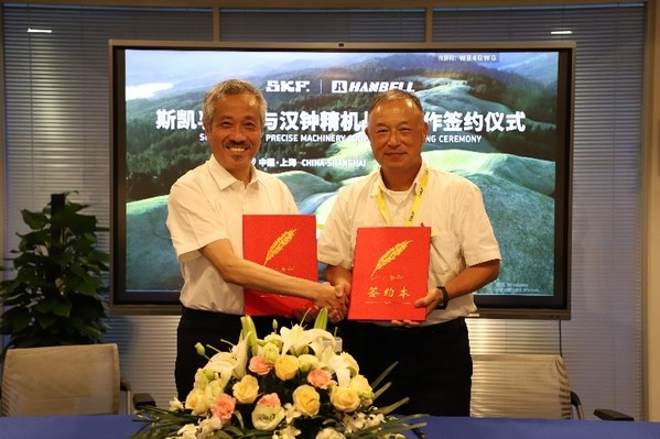 圖：斯凱孚中國(guó)及東北亞區(qū)總裁唐裕榮（左）漢鐘精機(jī)董事長(zhǎng)余昱暄（右）合影