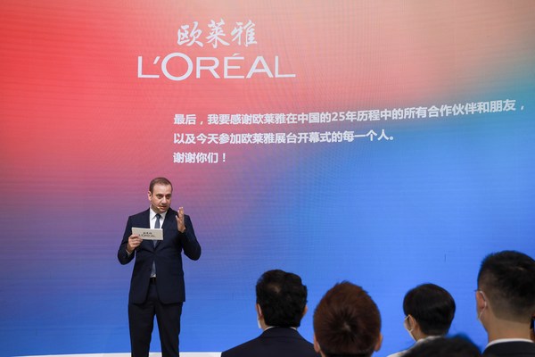 歐萊雅北亞總裁及中國(guó)首席執(zhí)行官費(fèi)博瑞在歐萊雅展臺(tái)開(kāi)幕儀式上發(fā)言