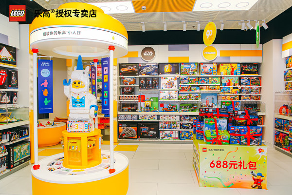 方便孩子們可以近距離與模型和積木零件互動(dòng)的開放式模型陳列