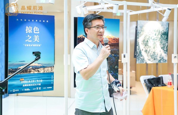 公益攝影體驗(yàn)空間分享會現(xiàn)場，人與環(huán)境影像傳播平臺創(chuàng)始人董長軍開場致辭