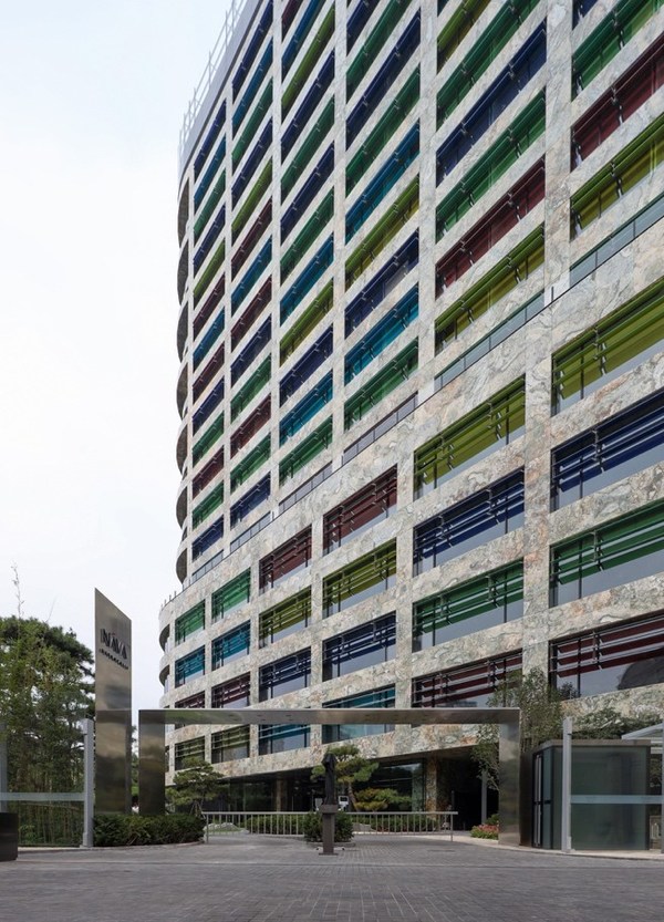 建筑引進(jìn)與哈利法塔相同的頂層原石材，演繹市中心小豪宅的極致美感