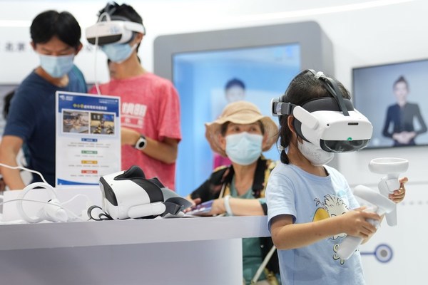 9月4日，在服貿(mào)會(huì)首鋼園區(qū)文旅服務(wù)專題展，小朋友在進(jìn)行VR體驗(yàn)。新華社記者 鞠煥宗 攝