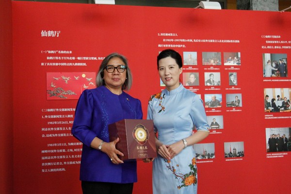 八馬茶仙子向菲律賓駐華使館農業(yè)參贊安娜·阿比切拉贈送茶禮“東湖之光”