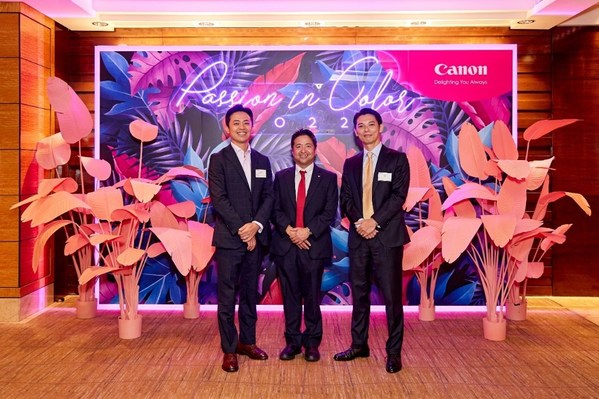 1.佳能香港董事長(zhǎng)及行政總裁尾澤一弘先生(中)歡迎行業(yè)領(lǐng)袖到訪“Passion in Color 2022”活動(dòng)，并鼓勵(lì)來(lái)賓盡情釋放想像力。