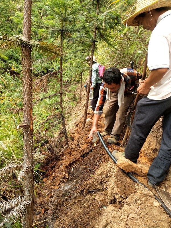 為了保證居民可以獲得干凈的水，村民在半山腰上開(kāi)挖管溝和鋪設(shè)管道來(lái)減少水在運(yùn)輸過(guò)程中被污染。
