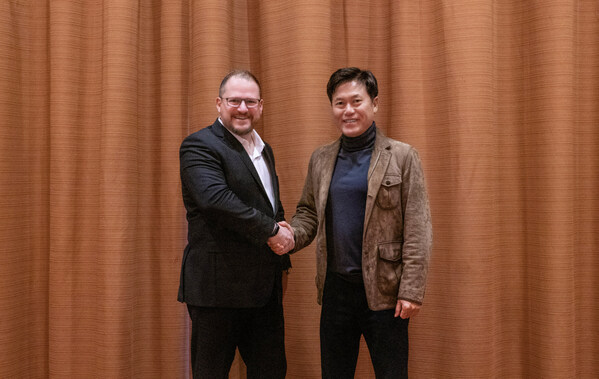 1月4日（美國時間），SK海力士副會長兼聯(lián)合CEO樸正浩（右）與高通公司總裁兼CEO安蒙(Cristiano Amon，左）在CES 2023舉辦地美國拉斯維加斯會面，就加強雙方技術(shù)合作進行探討。