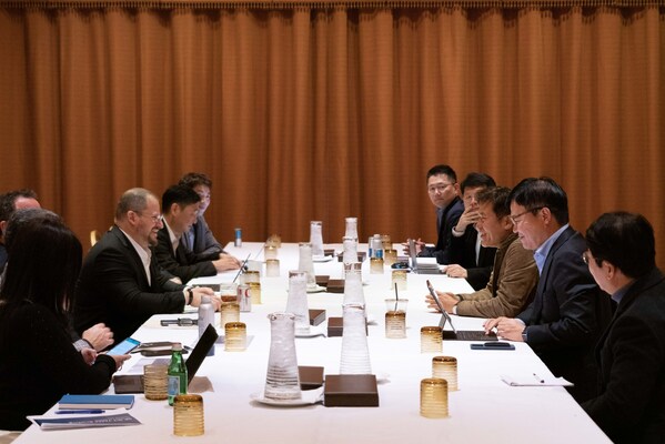 1月4日（美國時間），SK海力士副會長兼聯(lián)合CEO樸正浩（右側(cè)中央）與高通公司總裁兼CEO安蒙(Cristiano Amon，左側(cè)中央）等高層領(lǐng)導(dǎo)在美國拉斯維加斯CES 2023開幕前一天舉行會談，就擴大雙方合作進行探討。