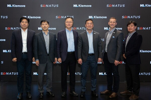 從左往右：HL Klemove銷售中心總監(jiān)Sung-guk Kim、HL Klemove首席技術(shù)官Hyung-jin Kang、HL Klemove首席執(zhí)行官Pal-joo Yoon、SONATUS首席執(zhí)行官Jeffrey Chou、SONATUS首席營銷官John Heinlein、SONATUS韓國區(qū)域經(jīng)理Chris Yang