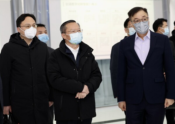 貴州省委常委、貴陽市委書記胡忠雄一行赴軟通動力參觀調(diào)研
