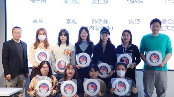 眾合云科余清泉與獲獎(jiǎng)志愿者合影留念