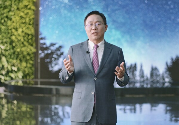 華為常務(wù)董事、ICT基礎(chǔ)設(shè)施業(yè)務(wù)管理委員會(huì)主任、企業(yè)BG總裁汪濤做開場致辭