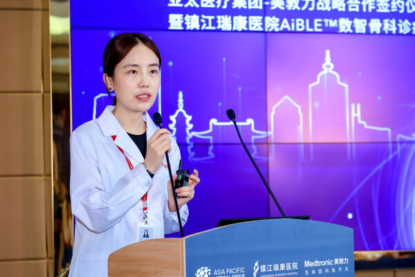 瑞康醫(yī)院執(zhí)行院長(zhǎng) 朱旻莉 在簽約儀式上致辭