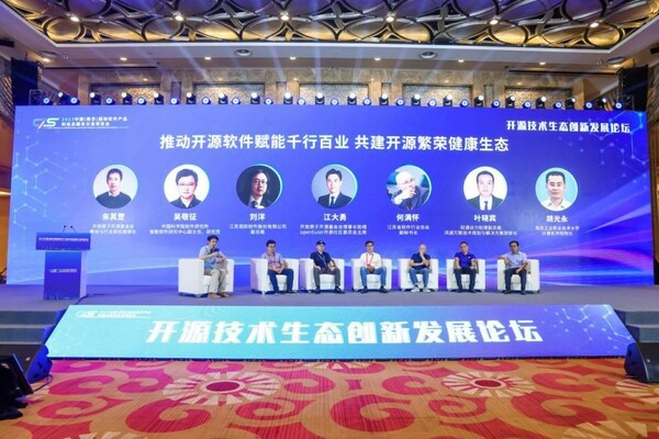 右二 軟通動力助理副總裁、鴻湖萬聯(lián)技術規(guī)劃與解決方案部部長葉曉賓