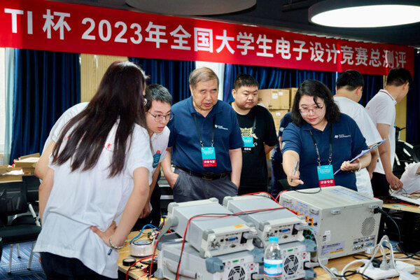 全國大學生電子競賽專家組進行學生比賽作品評審