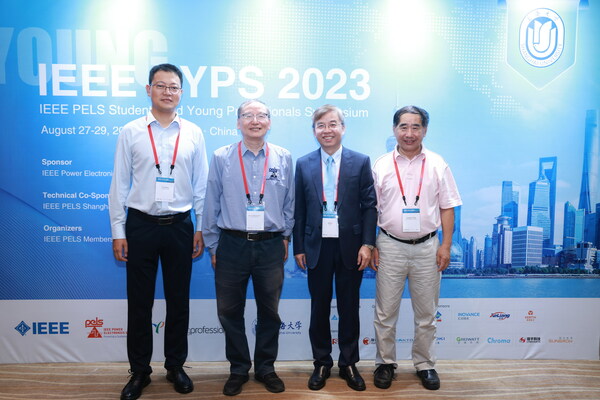 章進(jìn)法博士（右二）與IEEE PELS副主席徐德鴻（左二）、IEEE PELS SYPS 2023共同大會主席汪飛（左一）以及原上海電源學(xué)會理事長湯天浩（右一）合影。