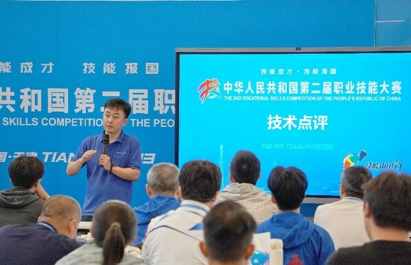 住友電工的技術人員進行賽后技術點評