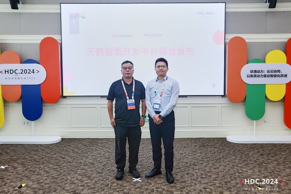 軟通動(dòng)力計(jì)算解決方案部部長孟凱凱（左）、華為云計(jì)算服務(wù)產(chǎn)品部鯤鵬云服務(wù)總監(jiān)左少夫（右）