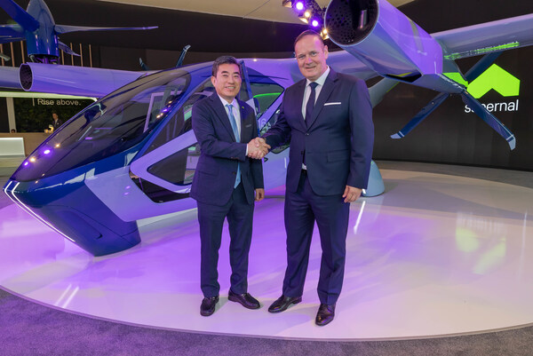 現(xiàn)代汽車集團(tuán)（ Hyundai Motor Group ）總裁兼Supernal首席執(zhí)行官Jaiwon Shin和Sigma Air Mobility首席執(zhí)行官Christophe Lapierre在法恩伯勒國際航展（ Farnborough International Airshow ） Supernal度假木屋的簽約儀式上完成了合作。
