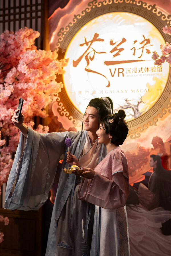 為提升整個IP體驗的完整性，漢服體驗區(qū)提供220套包含不同朝代的男女款和兒童服飾，并配有專業(yè)仿妝和發(fā)型設計服務。