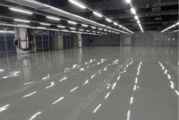 某燈塔工廠地面應(yīng)用立邦秀珀無溶劑環(huán)氧防靜電自流平地坪，為空間帶來長期恒定的電阻保護(hù)