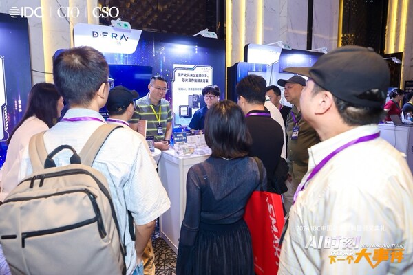 本次盛會得瑞領新還展示了旗下多款高性能企業(yè)級SSD產(chǎn)品及其創(chuàng)新存儲解決方案，涵蓋了金融、云計算、運營商等多領域的應用，憑其出色的性能和可靠性，吸引了眾多參會者的廣泛關注與熱烈交流。
